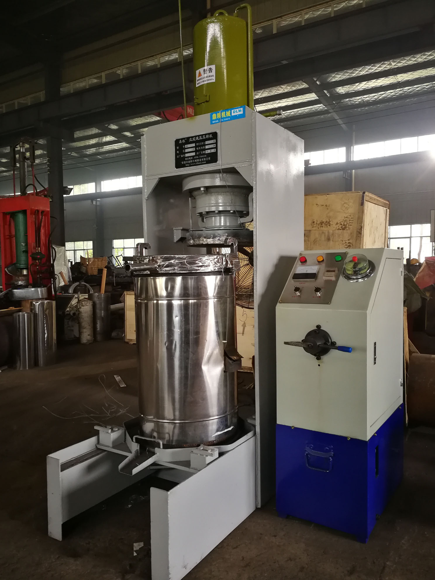 不銹鋼超高壓立式液壓壓榨機(jī)，果汁壓榨機(jī)，果渣壓榨機(jī)，藥材壓榨，油渣處理，白土壓榨